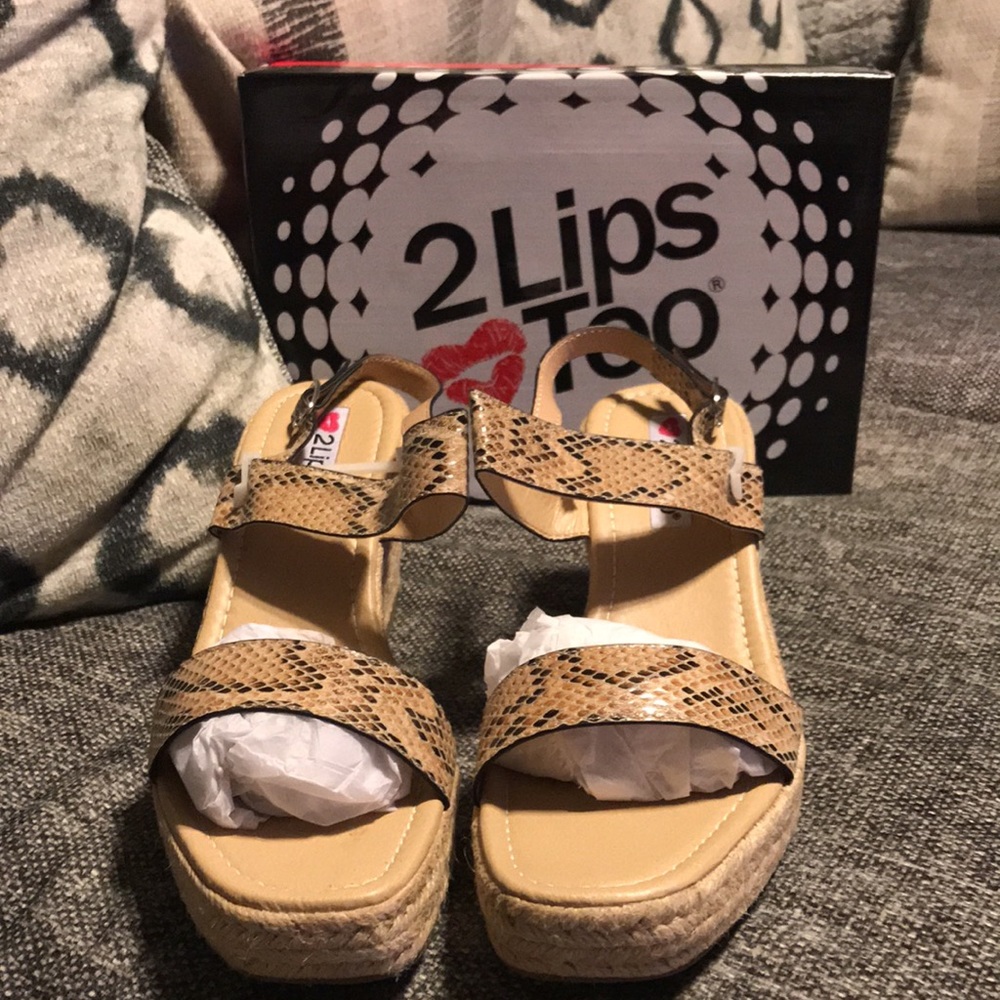 NWT Two Lips Too Beckie Wedges